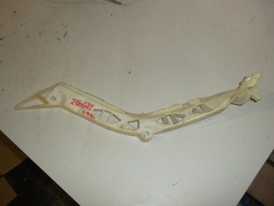BN8V502HI Направляющая заднего бампера правая Mazda 3 I 2003-2009