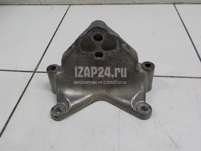 7L0399649B Кронштейн опоры КПП VAG Touareg (2002 - 2010)