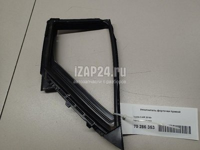 68188F4010 Уплотнитель форточки правой Toyota C-HR 2016
