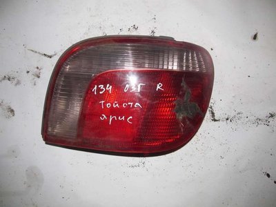 Фонарь задний правый Toyota Yaris 2001