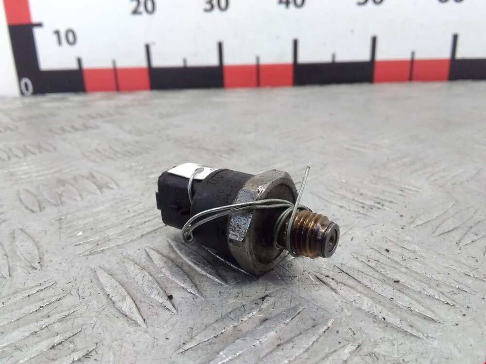Датчик давления ивеко стралис. Датчик давления топлива ивеко. Клапан давления топлива на iveco. 8. Датчик магистрального давления топлива ивеко.