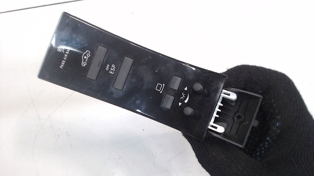 Кнопки в мерседес бенц s320. Кнопки мерседес 221. Блок кнопок центральной консоли mercedes-benz. Блок кнопок задней двери w222. Кнопки mercedes 2003 грузовой.