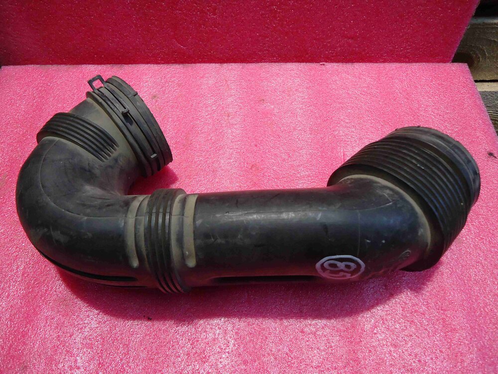 Патрубок для туарега правый передний нижний 2011г. Патрубок впуска туарег nf. 2 бензин. Патрубок туарег. 0 дизель левый.