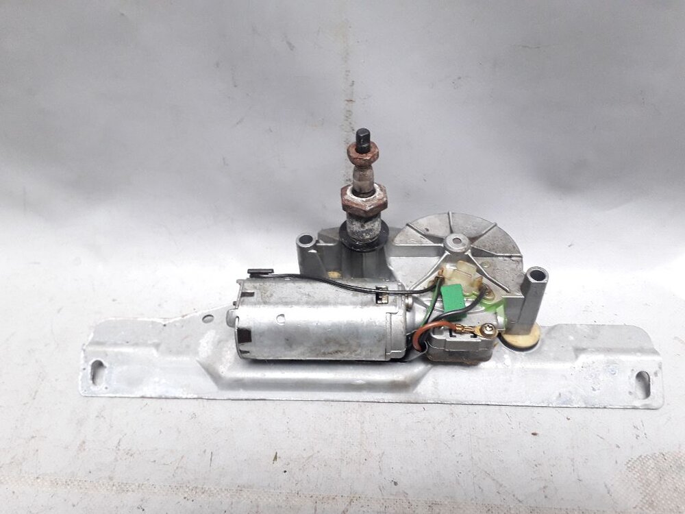 Моторчик заднего стеклоочистителя пассат б3 универсал. Моторчик дворников пассат б3. Пассат б3 задний стеклоочиститель. Задний стеклоочиститель пассат б3. Мотор стеклоочистителя заднего стекла фольксваген.