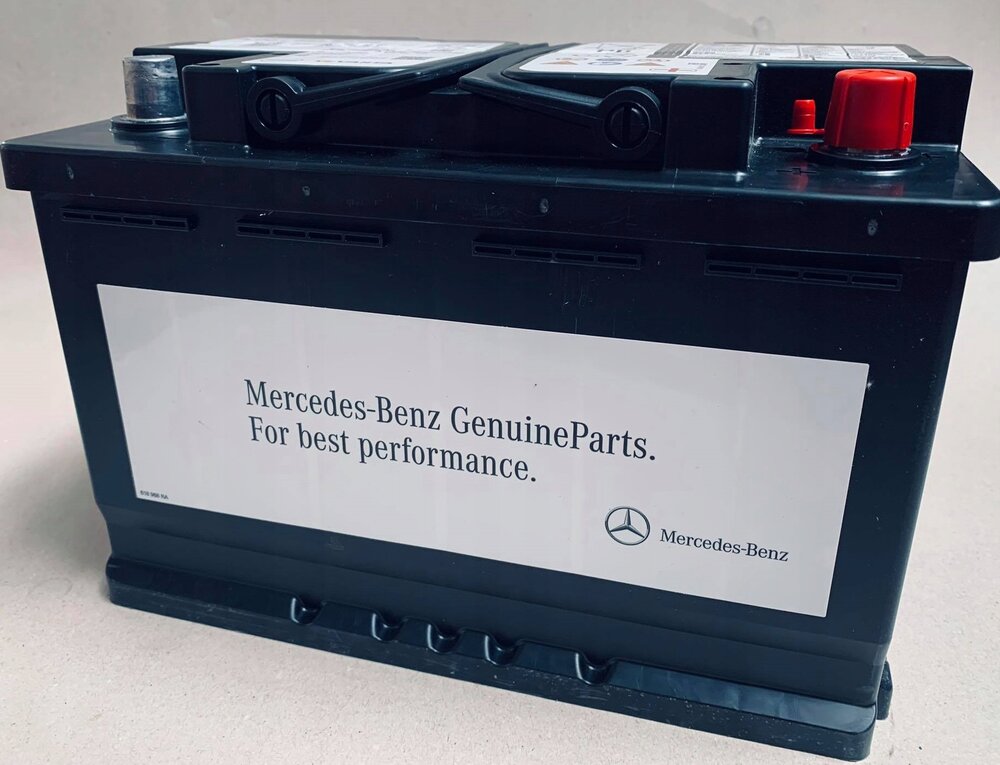 Аккумулятор на мерседес. Аккумулятор Mercedes 70agm оригинал. A0019828008 аккумулятор. Оригинальный АКБ Мерседес АГМ 70. АКБ на Мерседес w204 AGM оригинал.
