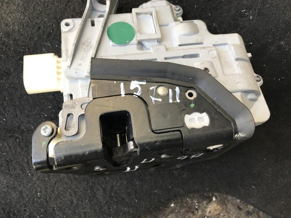 Дверь audi q7. VAG 4m1837016e замок двери.