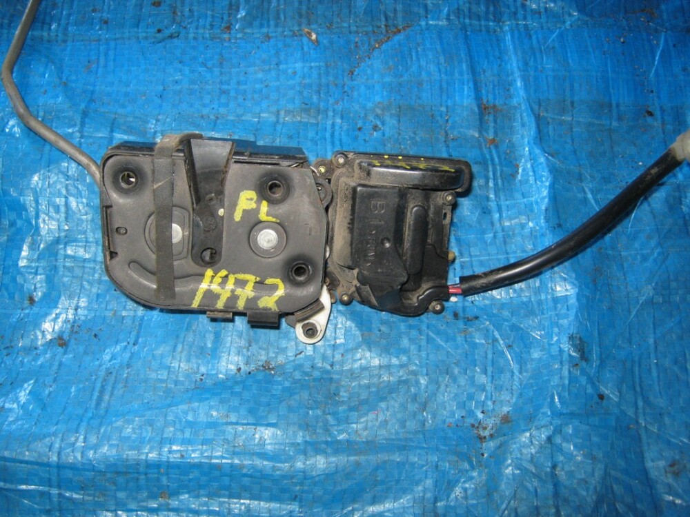 электромоторчик замка задней двери мазда премаси 1999 года. мазда фамилия замок двери. накладка зомка двери mazda family. замок двери мазда фамилия bj5w. мазда премаси замок двери.