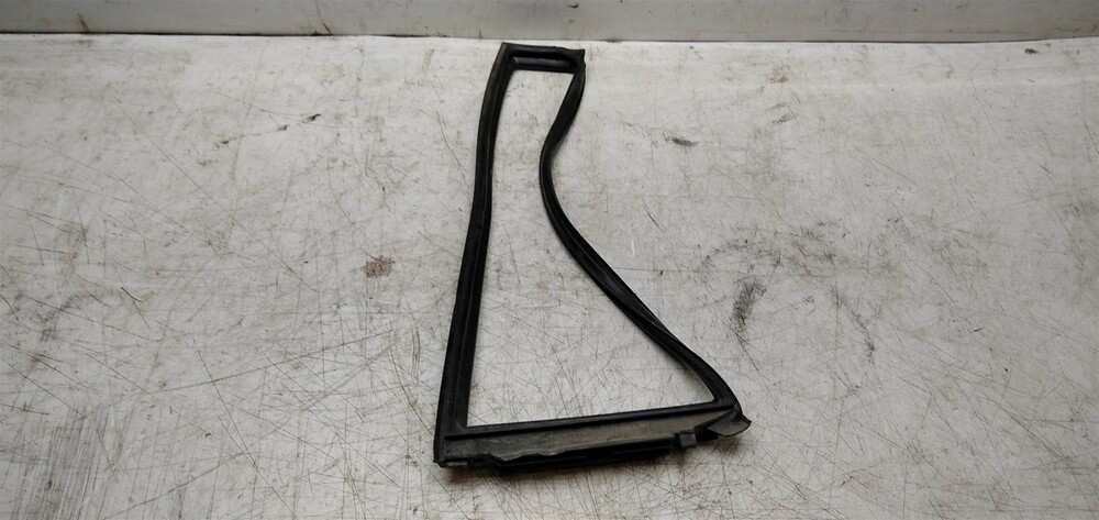 Стекло двери прадо 150. Переднее боковое стекло ленд крузер 200. Стекло заднее тойота прадо 150. Купить наружный уплотнитель стекла двери ленд крузер 100. Лекало для установки спойлера на прадо 120.