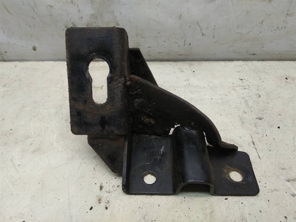 Кронштейн подушки двигателя 2121 левый. Кронштейн двигателя шевроле нива. Левый кронштейн опоры двигателя нива 2123. Кронштейн опоры двигателя ваз 2121 левый. Кронштейн крепления экрана двигателя 2123.