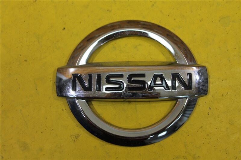 значок багажника nissan qashqai j10. эмблема крышки багажника мерседес 204. значок крышки багажника. накладка на крышку багажника нива 21213. значок ford focus 2 на багажник.