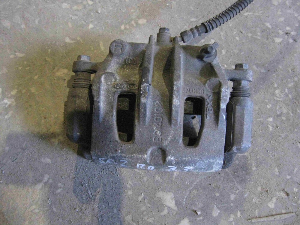 Тормозные суппорта на хендай санта фе 2. Суппорт задний санта фе. Санта фе классик суппорт задний. Суппорт задний санта фе. Скоба переднего суппорта санта фе 3.