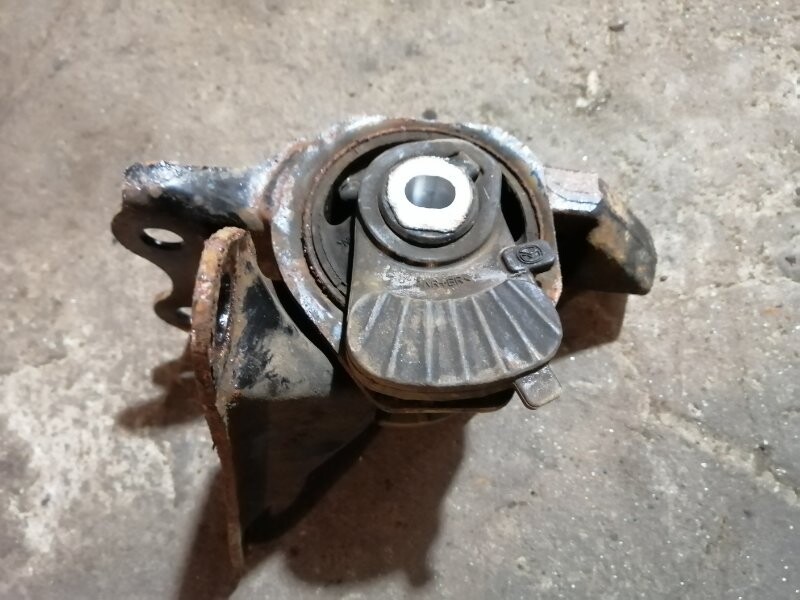 Нижний рычаг mazda 6 gh. Подушка двигателя мазда 6 gh 2. Опора мазда 6 gh. Нижняя опора двигателя мазды 6. Нижняя опора мазда 6 gg.