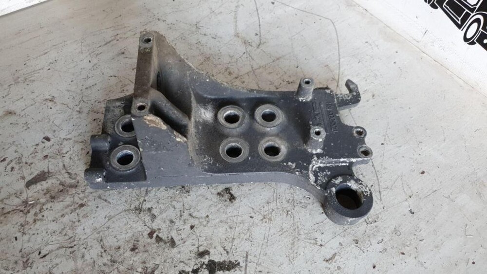 Кронштейн кабины даф 105. Кронштейн кабины задний. Кронштейн амортизатора кабины передний ман. Кронштейн крепления кабины задний. Амортизатор задний поперечный кабины мерседес аксор.