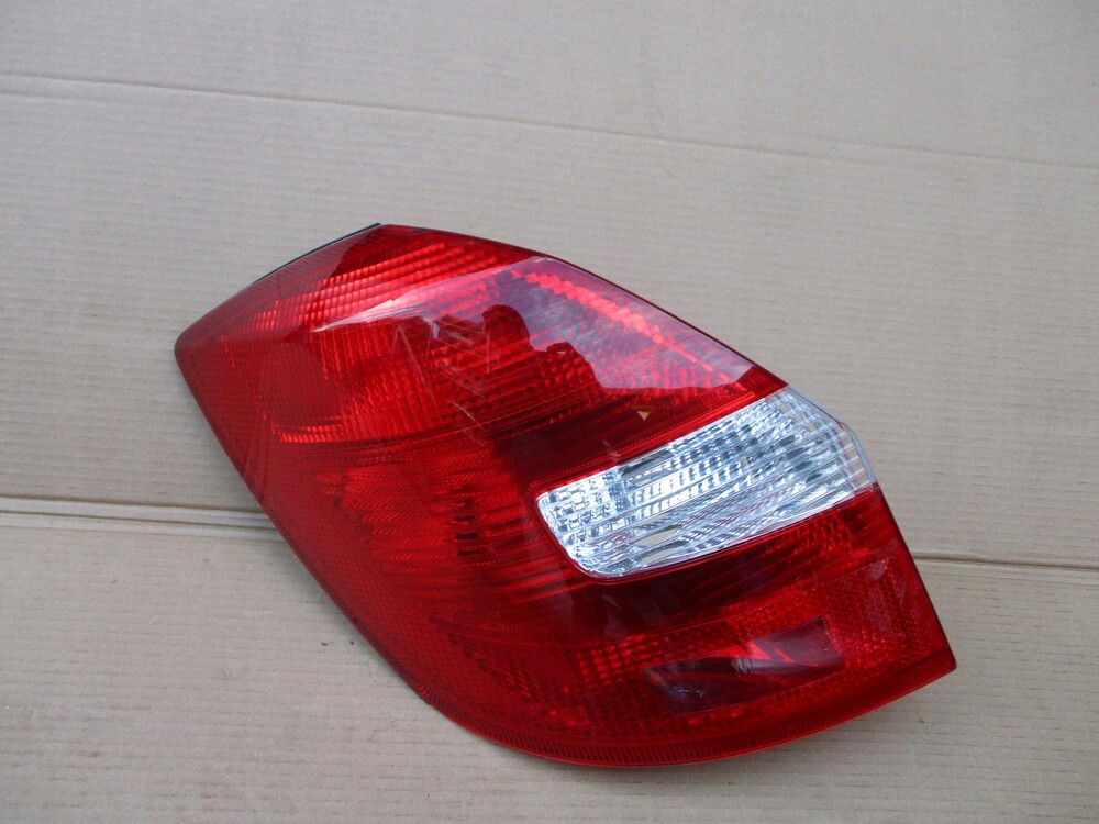 Шкода задний левый фонарь. Фонарь задний левый шкода фабия 2. Шкода фабия 1 задние фары. 5jh945711. Skoda rapid фара задняя.