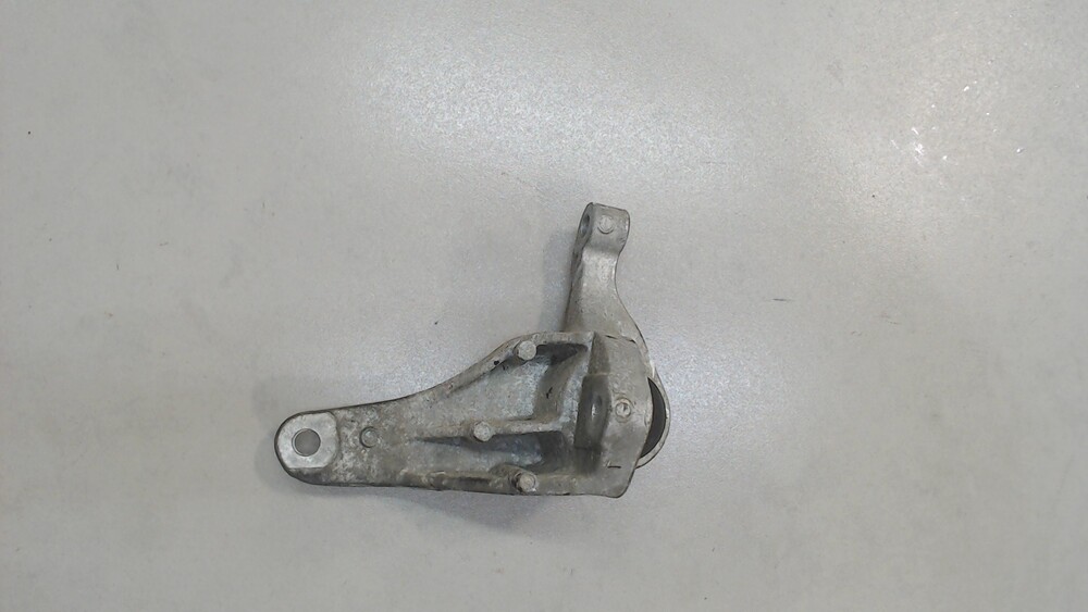 Кронштейн мкпп логан 2. Кронштейн крепление кпп подушки. Кронштейн крепления кпп рено логан 2. Опора кпп ford focus ii. Кронштейн крепление кпп подушки.
