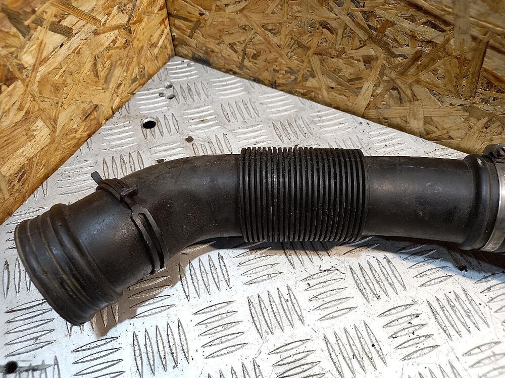 8a0129627. Патрубок воздушного фильтра б5. Патрубок воздушного фильтра пассат б5 1. Патрубок воздушного фильтра б5. Патрубок воздушного фильтра б5.