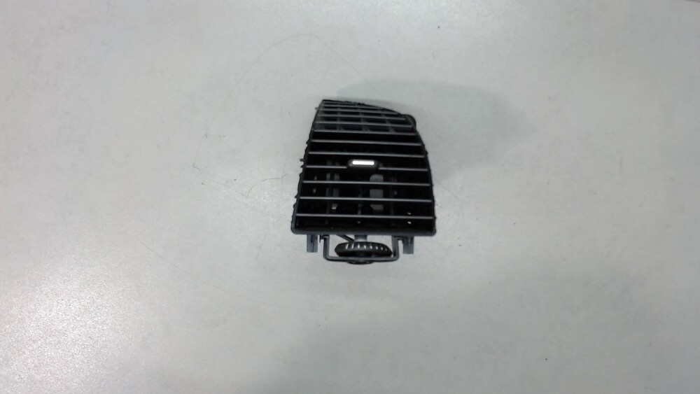 177410337_deflektor-obduva-salona-pered-