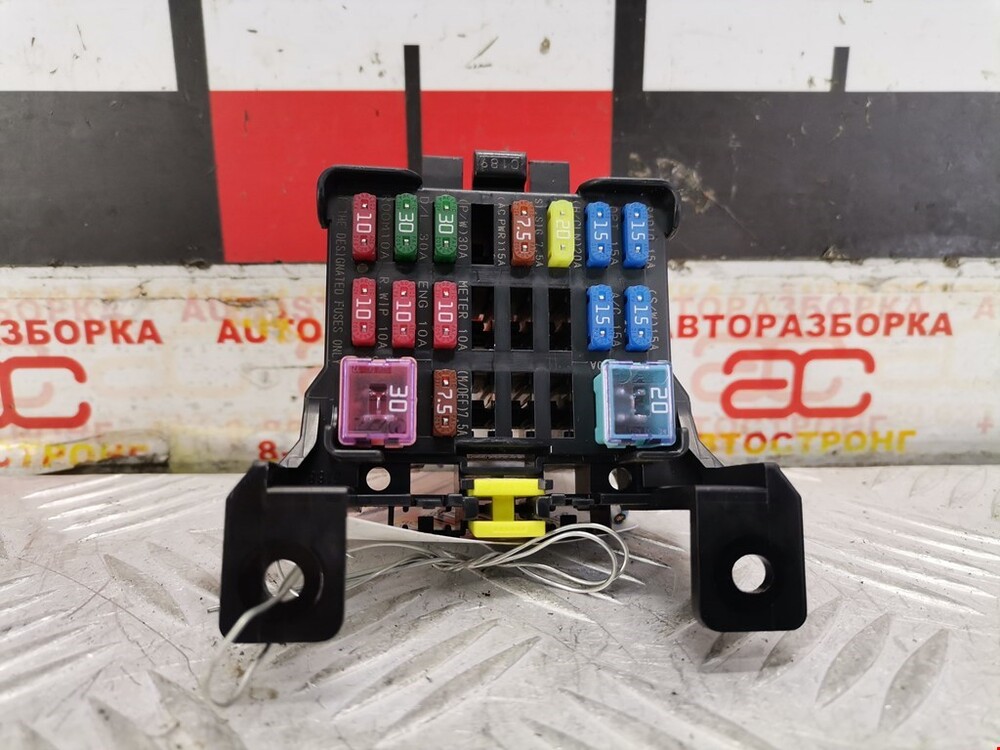 Блок предохранители premacy 1. Блок предохранителей мазда премаси. Предохранители мазда премаси. Блок предохранителей мазда премаси 1999. Блок предохранителей мазда титан 2001.