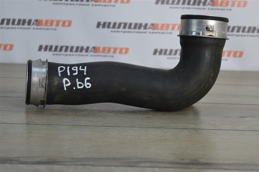 Патрубок интеркулера шкода. Шкода йети патрубок интеркулера. 3c0145834l. Интеркулер skoda yeti. Патрубок интеркулера шкода.