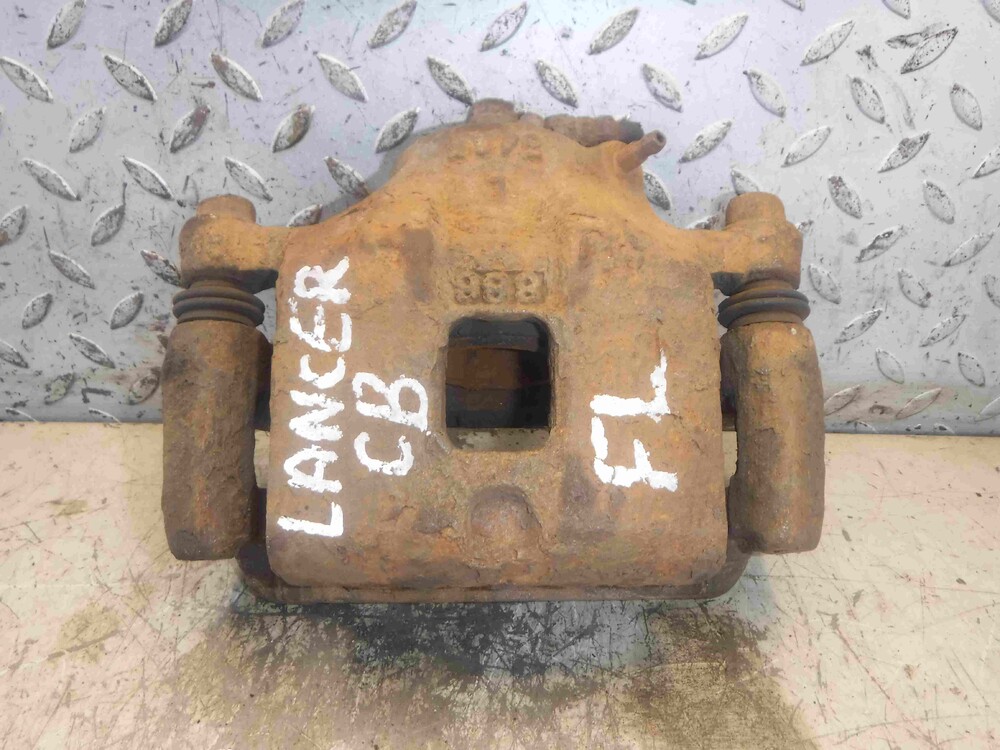 Суппорта передние на митсубиси спейс стар 2002 двухпоршневые. Передний суппорт митсубиси. Mitsubishi_outlander_2010 тормозной суппорт. Скоба суппорта mitsubishi pajero io. Суппорт мицубиси галант 8.