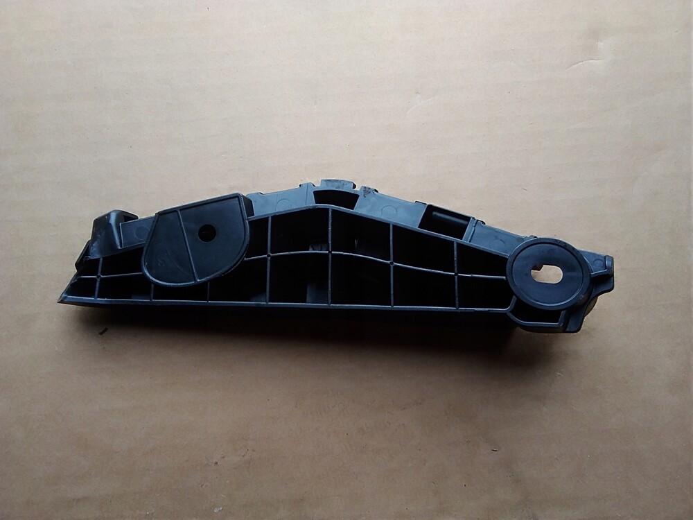 Крепление переднего бампера форд фьюжн. Клипса крепление бампера к крылу toyota. Спортейдж 3 стык переднего бампера и крыла. Кронштейн бампера opel astra h. Крепление бампера к крылу.