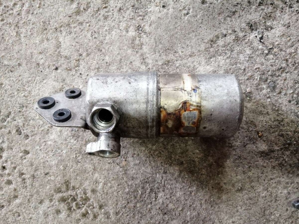 0 2011. Осушитель кондиционера ауди а6с5 2. 4л. Осушитель ауди а6 с5. Ауди a4 b8 крепления фильтра осушителя.