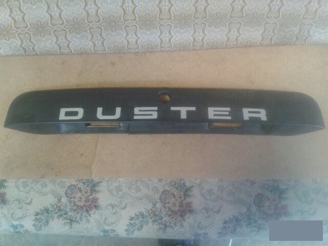 Накладка на крышку багажника дастер. Накладка крышки багажника дастер 2021. Накладка крышки багажника renault duster. Уплотнитель накладки крышки багажника рено дастер. Накладка на крышку багажника дастер.