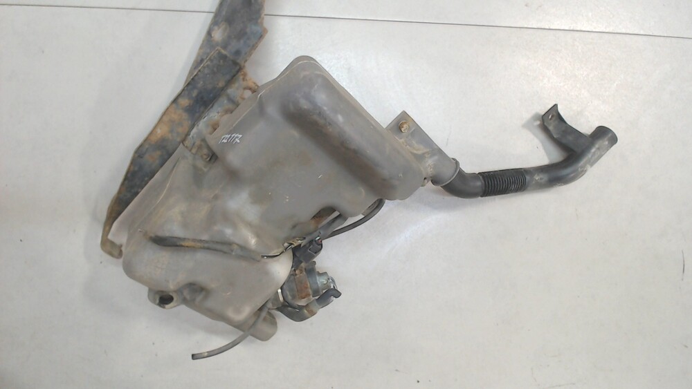 Бачок омывателя паджеро спорт. Mr495770 бачок омывателя. Mr495770. Бачок омывателя Паджеро спорт 2. Защита бачка омывателя Паджеро спорт 1.