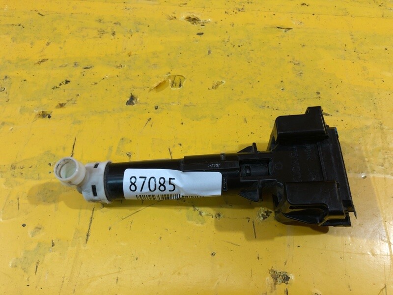 Тойота рав 4 омывайка фар в бампере. Омыватель фары рав 4 2013. Форсунка омывателя фар на toyota venza 2013. Rr8520742060. Форсунка омывателя фары rav 4.