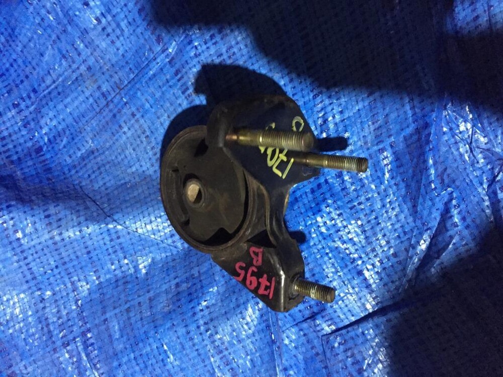 Подушка двигателя спасио. Подушка двигателя тойота королла спасио 111. toyota 12371-64210. 12371-64210 подушка двигателя. toyota 1237164210 опора двигателя.