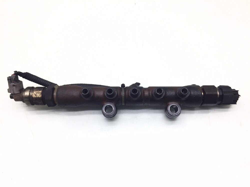 топливная рампа авенсис. топливная рампа на toyota avensis второе поколение. топливная рампа авенсис. авенсис тойота 2000 датчик топливной рампы. 0 строение.