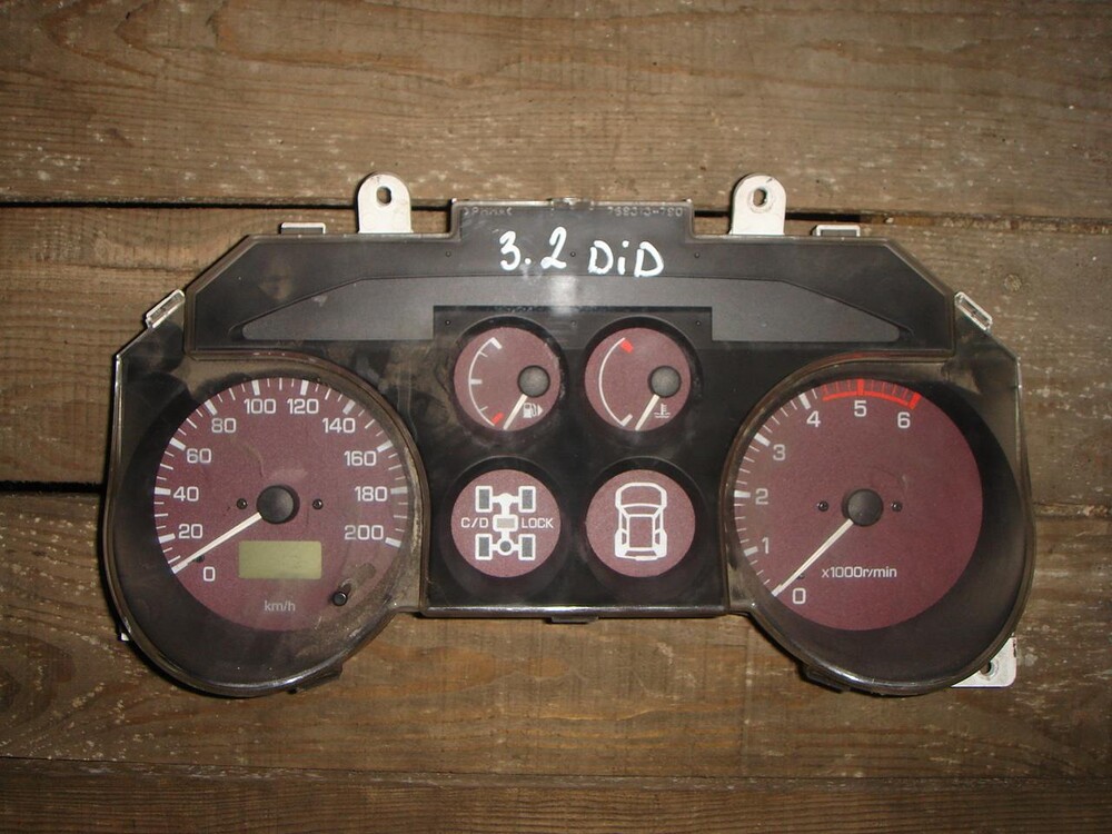 паджеро 1 панель приборов. приборная панель паджеро спорт 1. Mitsubishi pajero sport 2 приборная панель. панель доп приборов паджеро 2. приборная панель мицубиси паджеро 2.