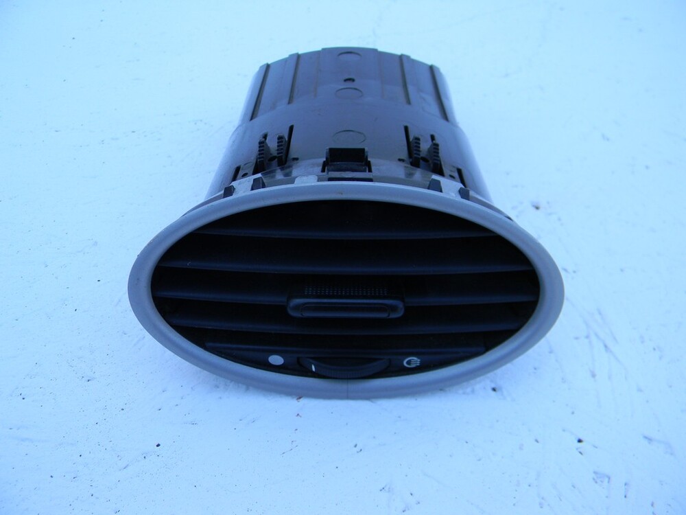 Воздушный дефлектор салона ford focus 2. Дефлектор фокус 2. Работа дефлекторов салона форд фокус 2. Дефлектор воздуховода форд фокус 2. Дефлекторы форд фокус 2 седан.