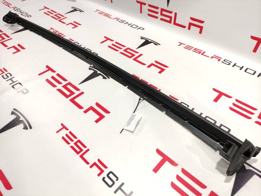 1072080-90-D Tesla Model X уплотнитель задний правый  2017