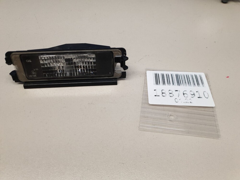 Фонарь номерного знака рено логан 2012 артикул. Фонарь подсветки номерного знака рено логан 2. Подсветка номерного знака рено логан 2. Штатная камера рено логан 1. Логан освещение номерного знака.