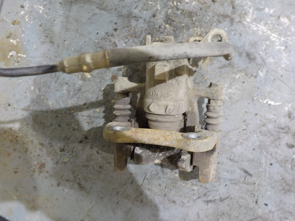 суппорт задний renault fluence. флюенс задний суппорт. суппорт задний рено флюенс артикул. суппорт рено 19. задний тормозной суппорт рено флюенс.