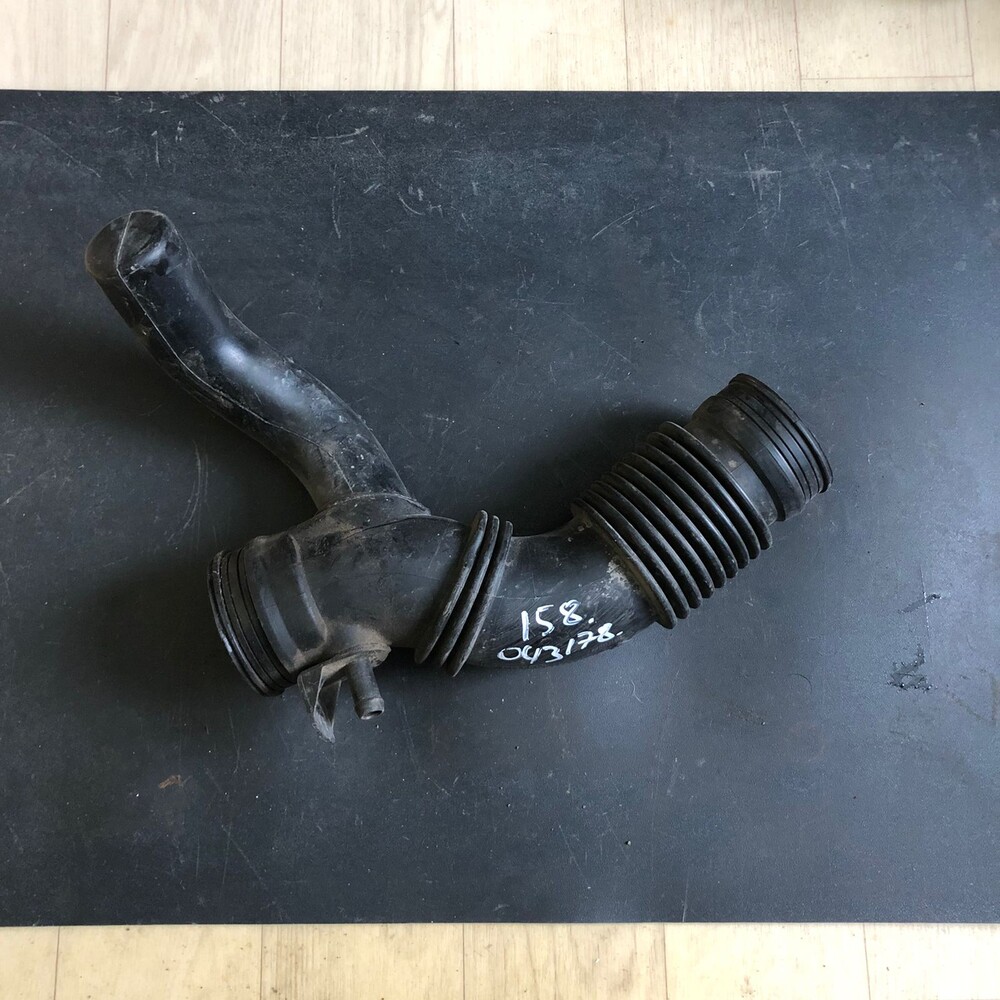 6 бензин. Патрубок воздушного фильтра рено меган 3 1. Рено меган воздушный патрубок. 6. Скоба патрубка интеркулера рено мастер 3.