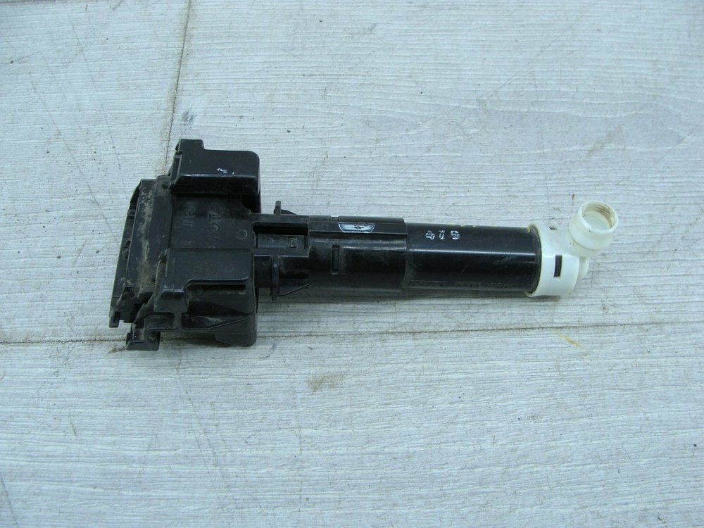 Омыватель фар тойота рав 4. Устройство омывания фар на рав 4 2011. Rav4 омыватель фары передний левый. Форсунка правая рав 4 2013 год. Омыватель фар rav4.