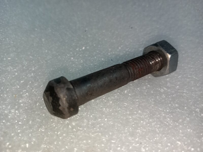 Втулка рессоры маз 4370 задняя. Болт штанги реактивной faw. Болт задней рессоры газель 3302. Болт центральный передней рессоры. Центральный болт передней рессоры хендай hd72.