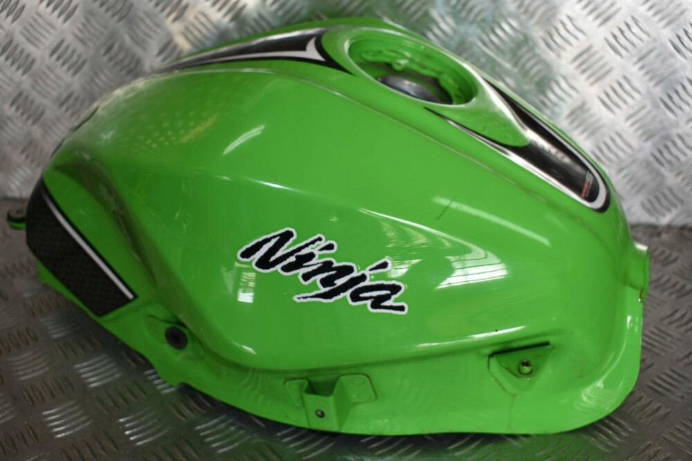 Кавасаки бак. Зизер 400 акб. Бак от zx10r на шестисотку. Бак кавасаки. Бак kawasaki zx10r 2006.