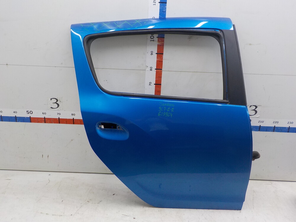 Renault sandero дверь задняя правая. Задняя левая дверь рено сандеро 2. Задняя правая дверь рено сандеро 1. Renault 821006948r. 821005582r.