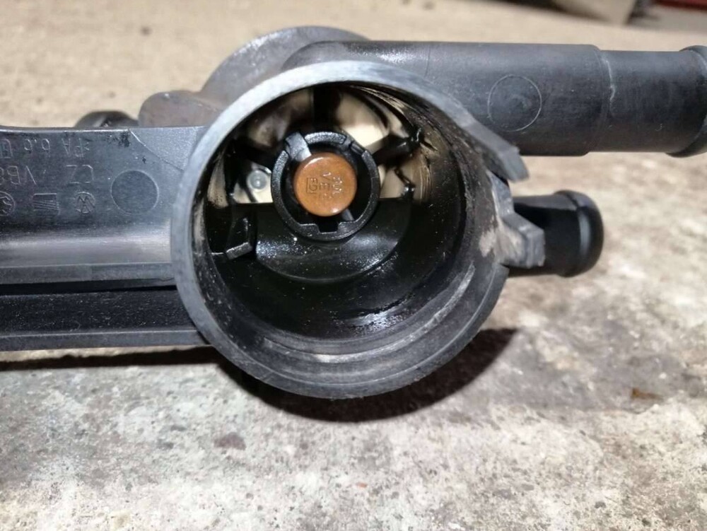 022121117C корпус термостата volkswagen phaeton 3.2 fsi купить бу Z24987148 - iZ