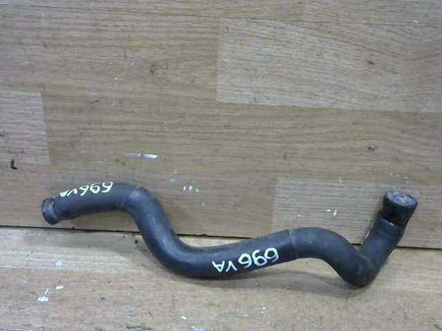 Патрубок ауди 100. Верхний патрубок радиатора ауди 100 с4 2. Патрубок верхний audi 100 c3. Впускной патрубок ауди 100. Шланг радиатора ауди 100 верхний.