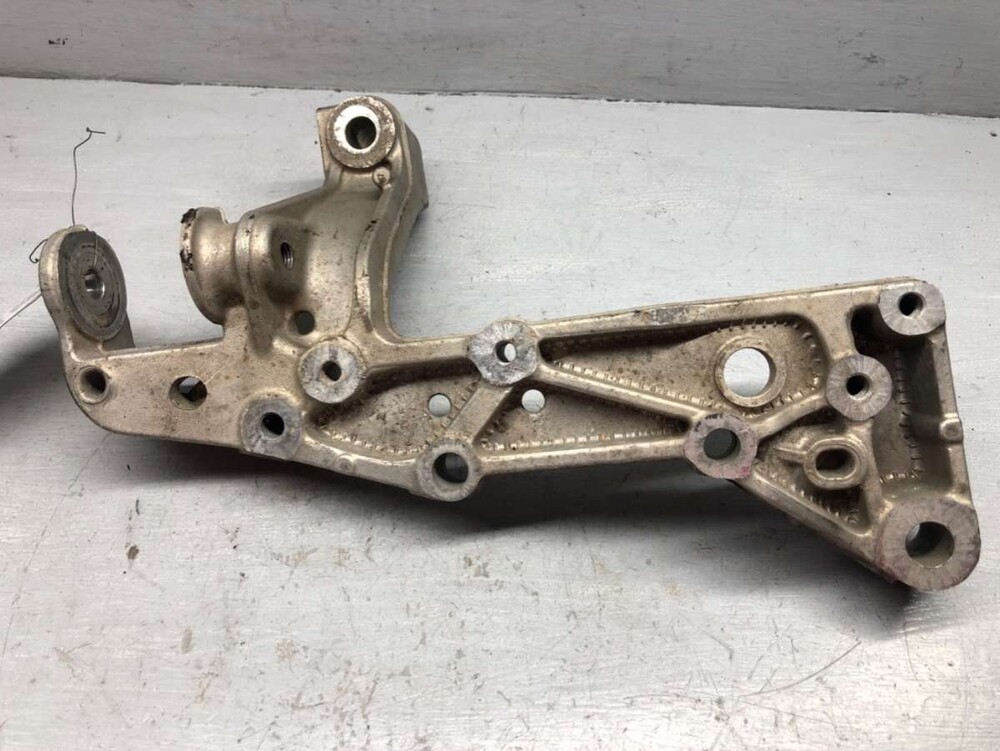 Кронштейны рычагов передней подвески. Сайлентблок qx50 переднего рычага с кронштейном. Передние рычаги шкода фабия 2. Кронштейны рычагов передней подвески. Dominant aw06h01980401ds шатун.