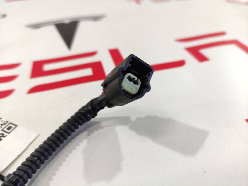 31402100 Tesla Model X Фишка разъем электропроводка подкапотная 2017