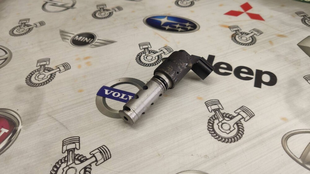 1533037020 Клапан VVT-i Toyota Isis ZGM10G 2009 15330-37020