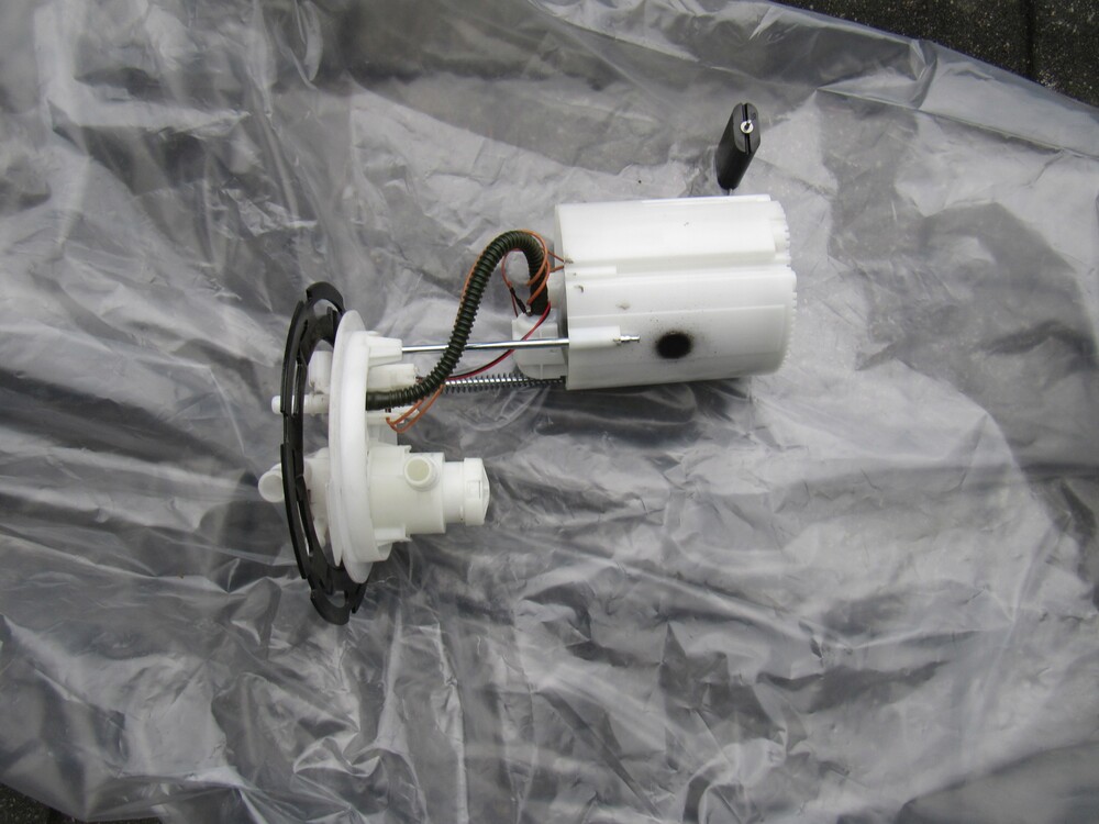 Топливный насос крайслер пацифика 3. Насос перекачки bmw e60. Модуль топливного насоса chrysler pacifica 2004. Модуль топливного насоса chrysler pacifica 2004. Бензонасос крайслер пацифика 3.