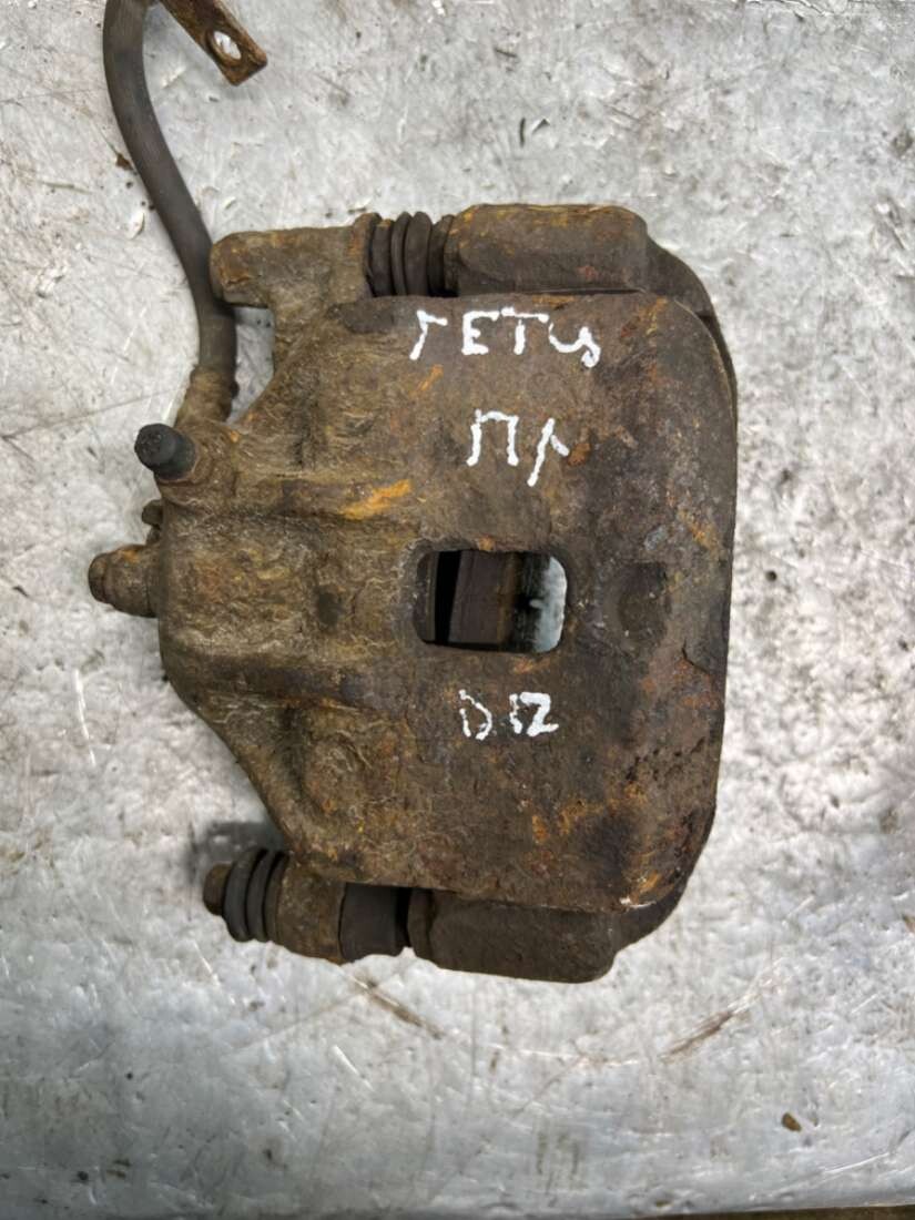 Передний суппорт хендай гетц. Суппорт хендай гетц. Скоба заднего суппорта гетц. Гетц суппорт передний. Тормозные скобы гетц.