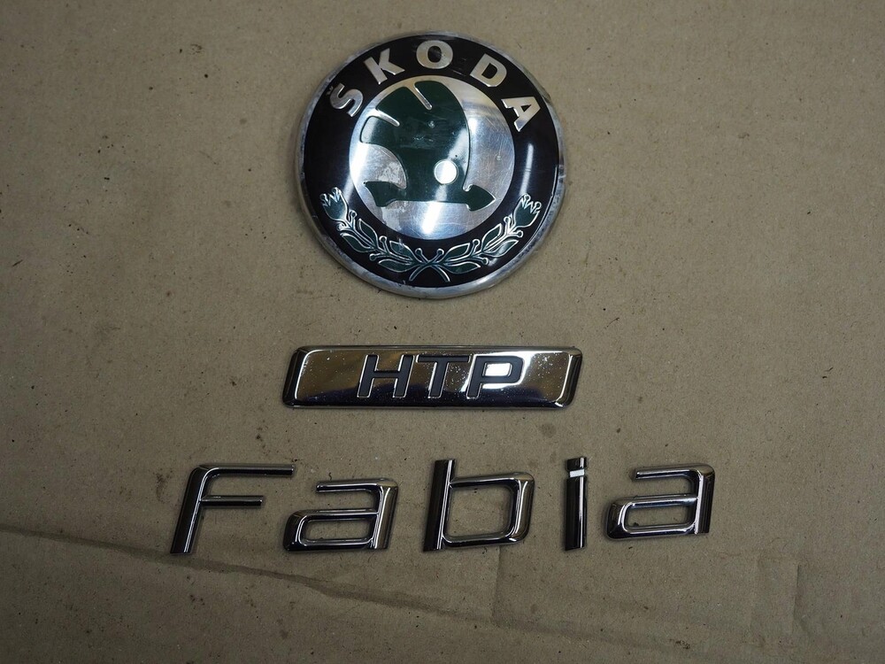 Шкода фабия эмблема. Skoda Fabia 2 эмблема. Шкода Фабия эмблема на капот.