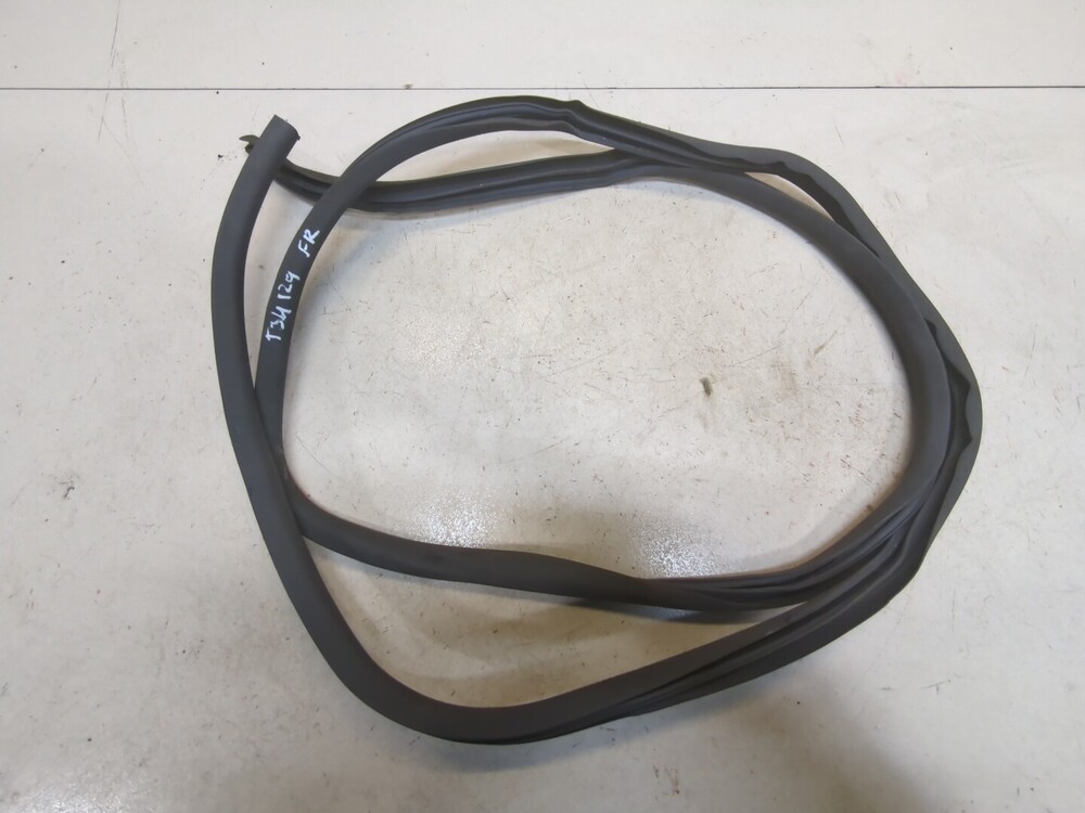 Черные уплотнители стекол audi a4 ,7. Уплотнитель двери nissan x-trail t31. Уплотнитель suzuki 95829-66d00. 059130307ah. Уплотнитель правый передней двери kia cerato 3.